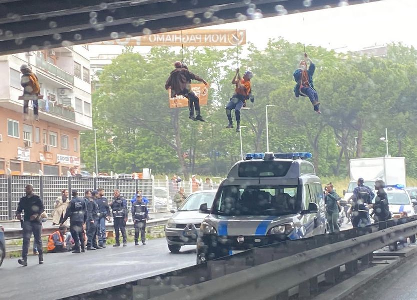 Gli attivisti di Ultima Generazione hanno bloccato la Tangenziale Est di Roma