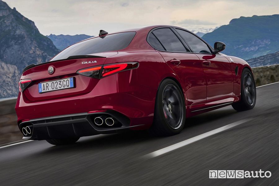 Alfa Romeo Giulia Quadrifoglio 2023 posteriore 3/4 su strada