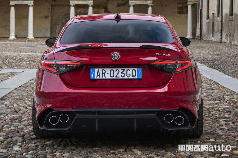 Alfa Romeo Giulia Quadrifoglio 2023 posteriore