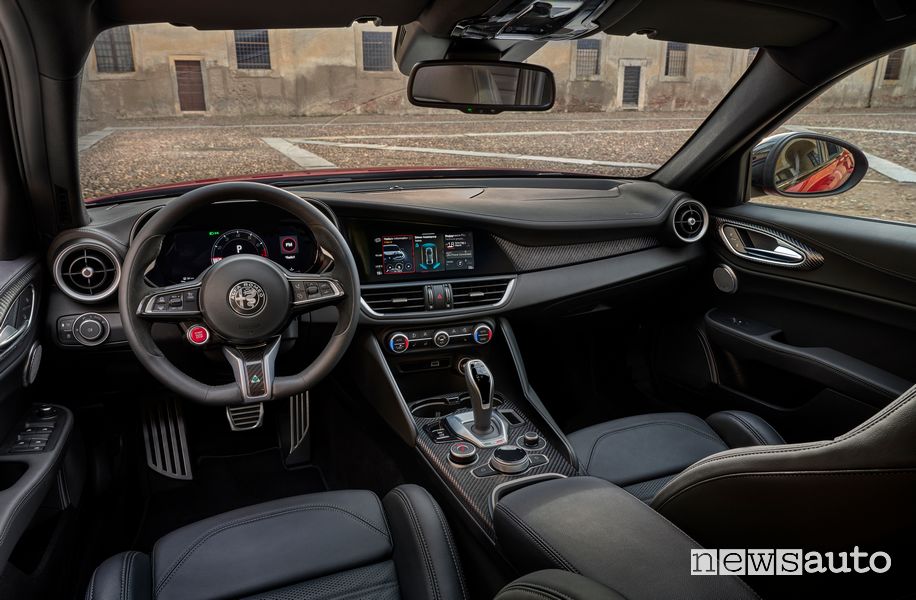 Alfa Romeo Giulia Quadrifoglio 2023 plancia abitacolo