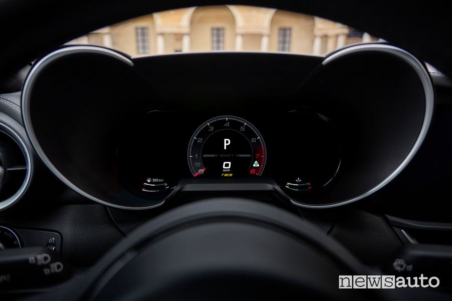 Alfa Romeo Giulia Quadrifoglio 2023 quadro strumenti