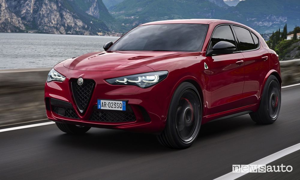 Alfa Romeo Stelvio Quadrifoglio anteriore 3/4 su strada