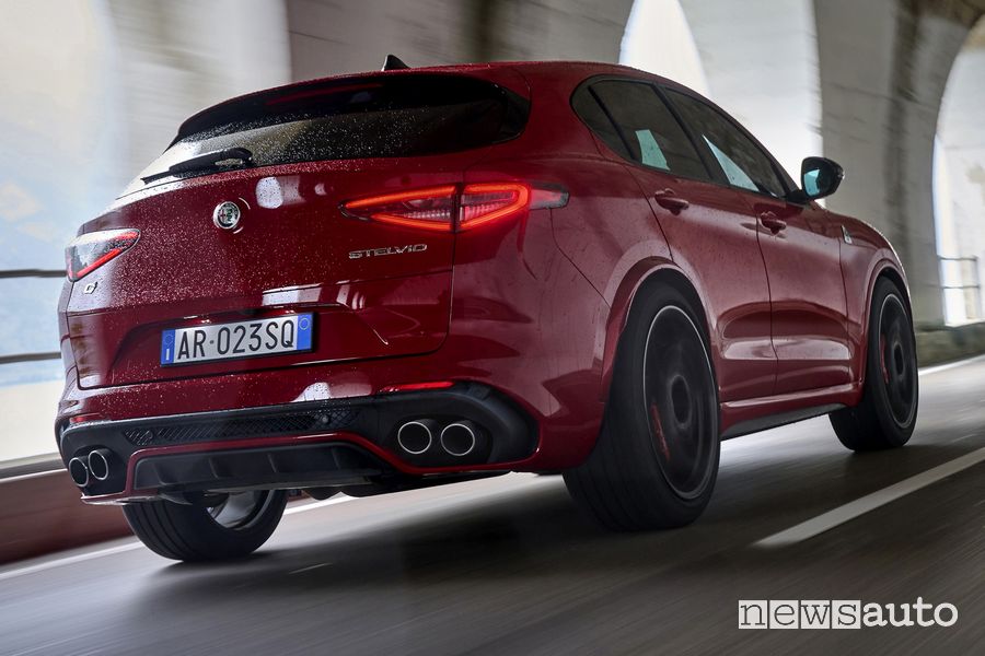 Alfa Romeo Stelvio Quadrifoglio 2023 posteriore 3/4 su strada