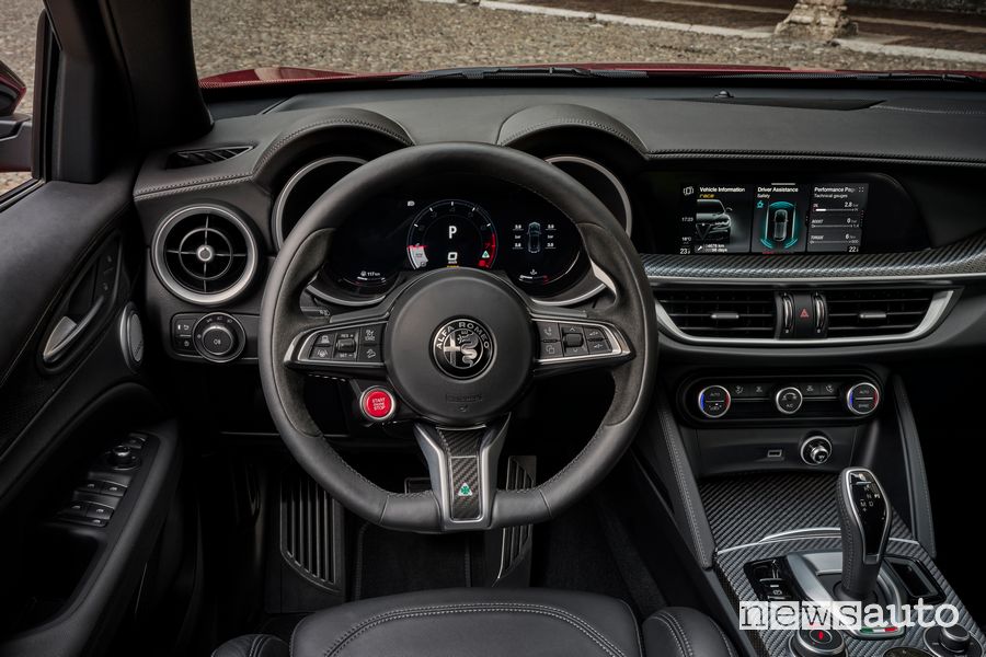 Alfa Romeo Stelvio Quadrifoglio 2023 plancia abitacolo