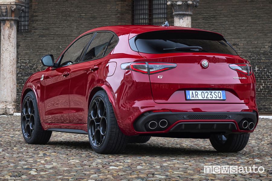 Alfa Romeo Stelvio Quadrifoglio 2023 posteriore 3/4