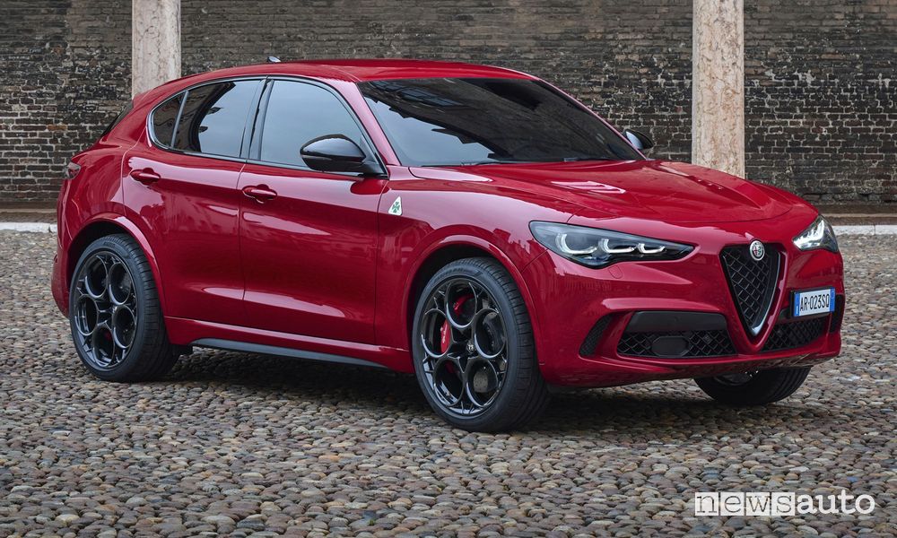 Alfa Romeo Stelvio Quadrifoglio 2023 anteriore 3/4