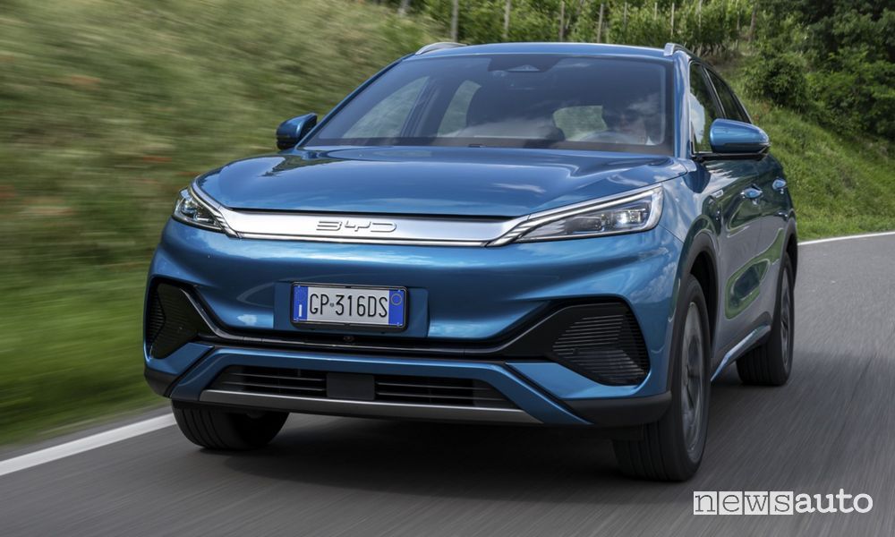 BYD Atto 3 anteriore 3/4 su strada