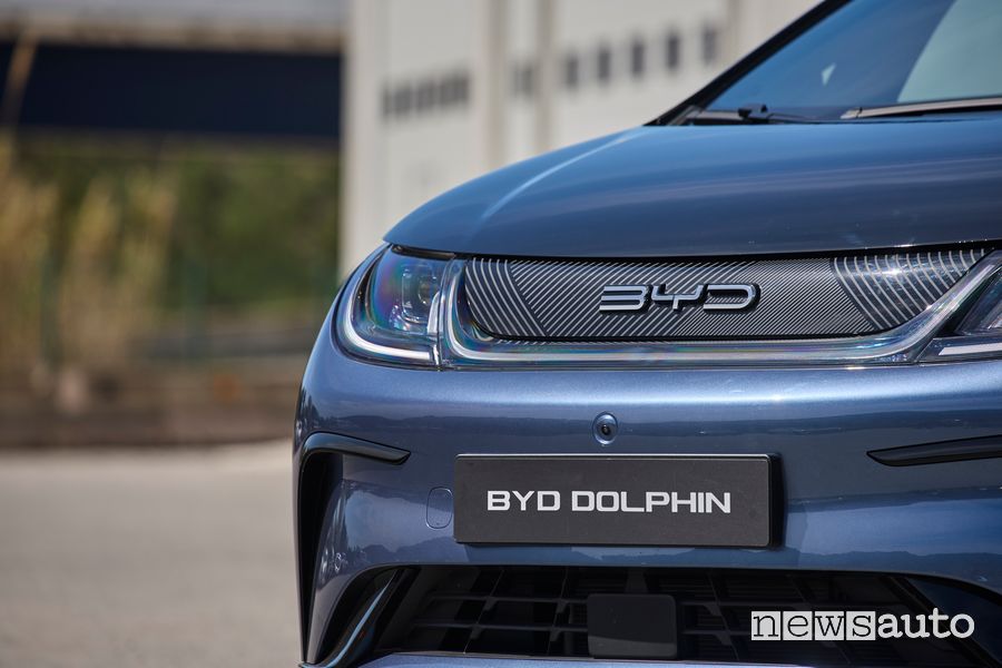 BYD Dolphin griglia e telecamera anteriore