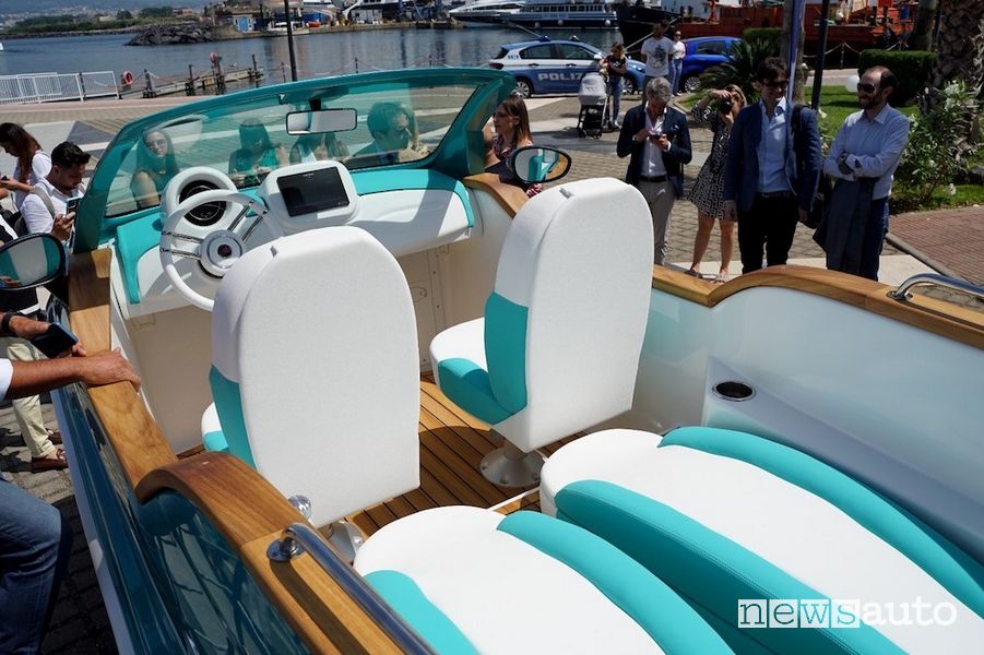 L'abitacolo della Fiat 500 del mare