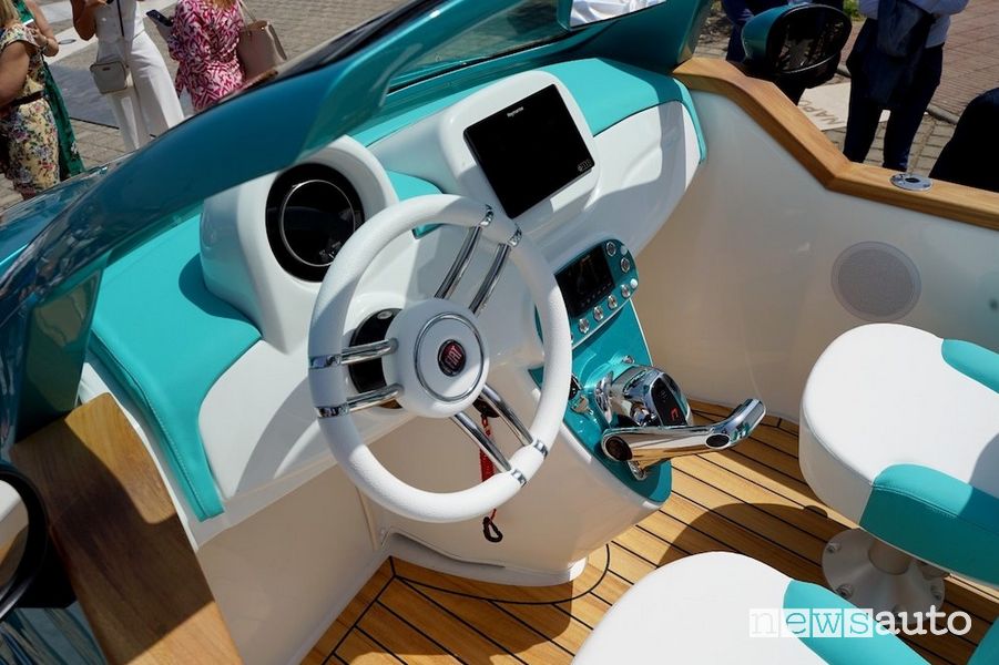 Il volante della Fiat 500 del mare