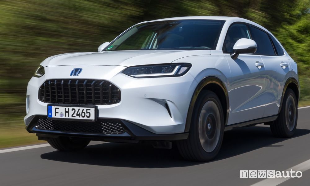 Honda ZR-V e:HEV Advance anteriore 3/4 su strada