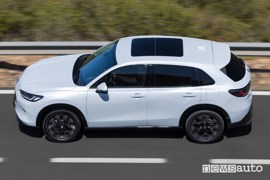 Honda ZR-V e:HEV Advance laterale su strada