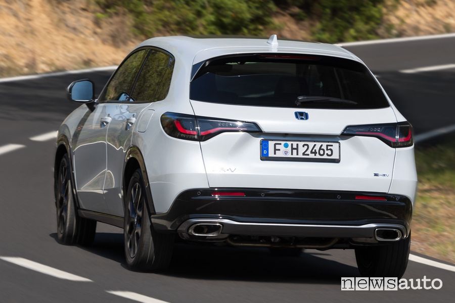 Honda ZR-V e:HEV Advance posteriore 3/4 su strada
