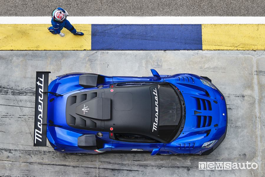 Maserati GT2 vista dall'alto sulla pit-lane
