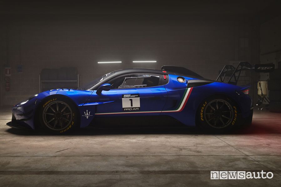 Maserati GT2 laterale nei box