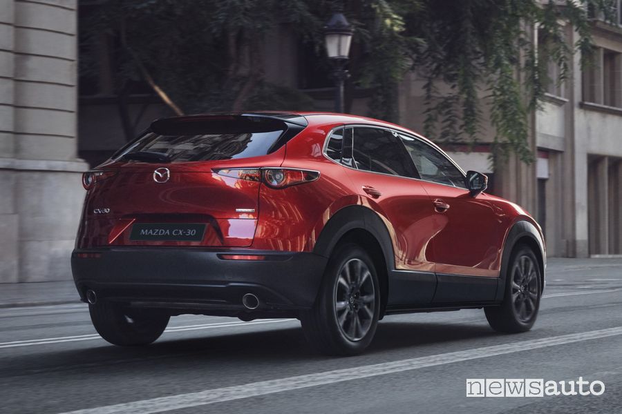Mazda CX-30 posteriore 3/4 su strada