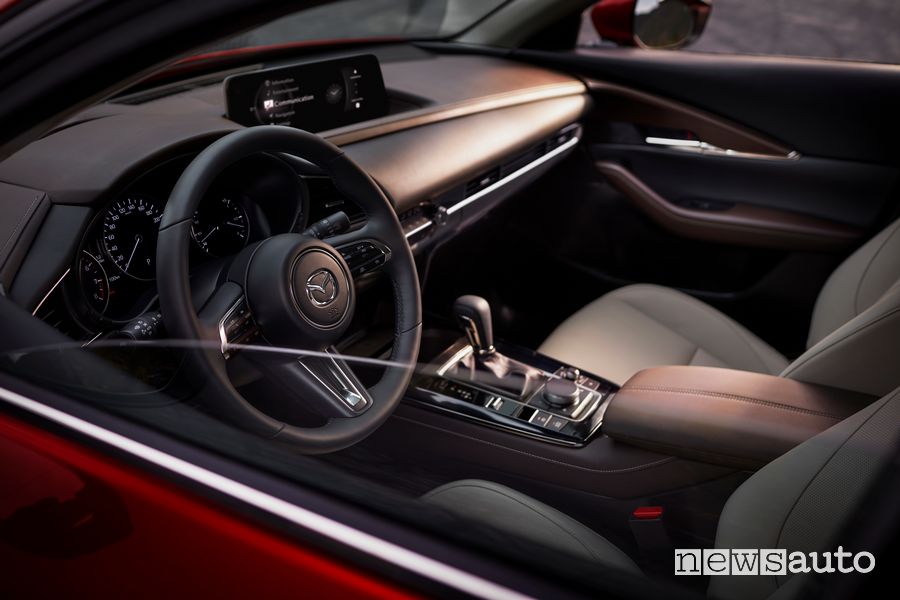 Mazda CX-30 volante abitacolo