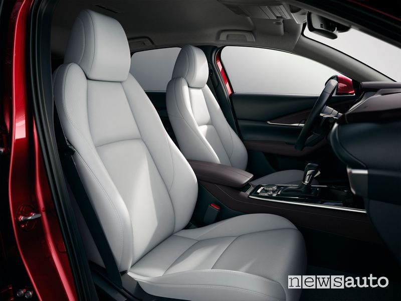 Mazda CX-30 sedili anteriori abitacolo