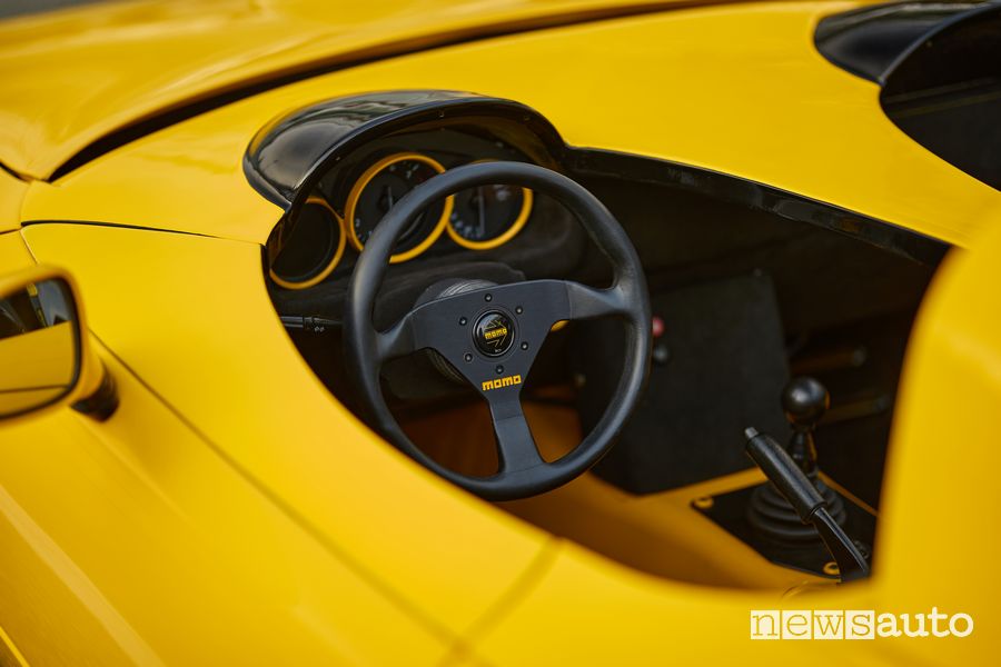 Mazda MX-5 NM+ biposto volante abitacolo