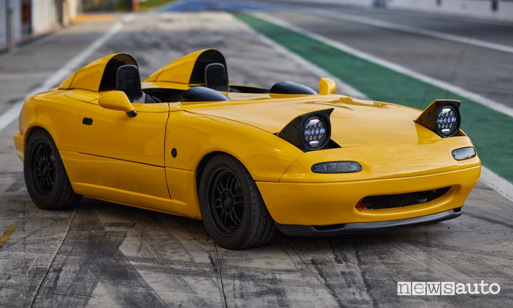 Mazda MX-5 NM+ biposto anteriore 3/4 fari accesi