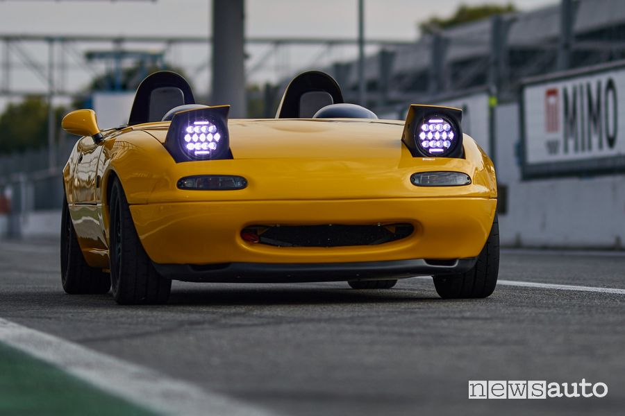 Mazda MX-5 NM+ biposto frontale fari accesi