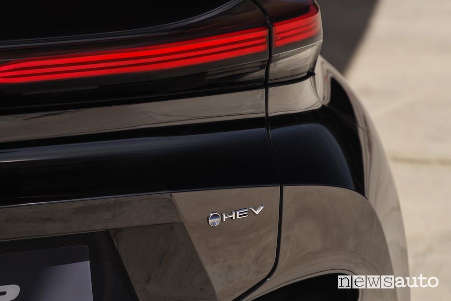 Nuova Toyota C-HR Lounge Premiere Edition badge HEV