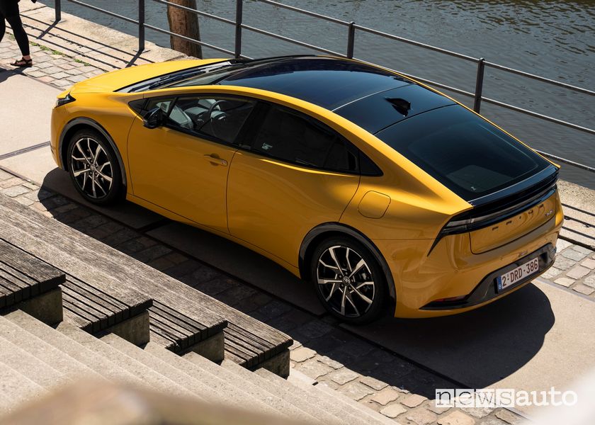 Toyota Prius Plug-in Hybrid-Electric posteriore 3/4