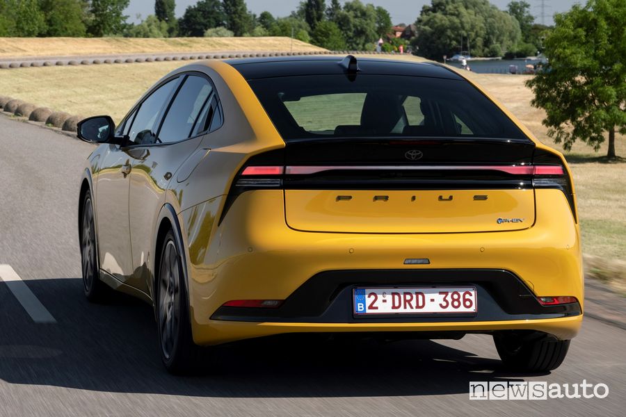 Toyota Prius Plug-in Hybrid-Electric posteriore 3/4 su strada