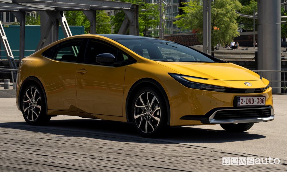 Toyota Prius Plug-in Hybrid-Electric anteriore 3/4