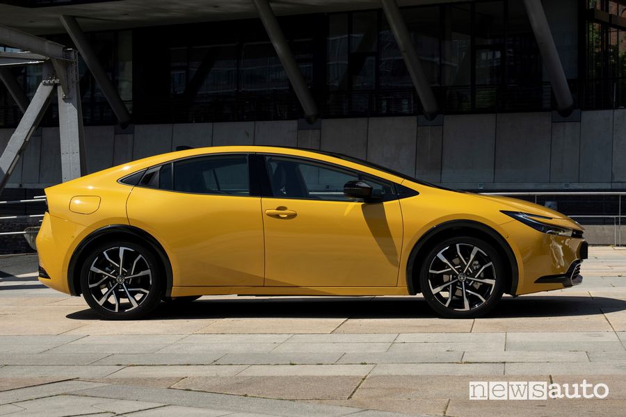 Toyota Prius Plug-in Hybrid-Electric laterale