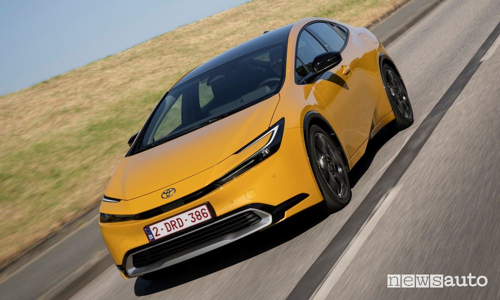 Toyota Prius Plug-in Hybrid-Electric anteriore 3/4 su strada