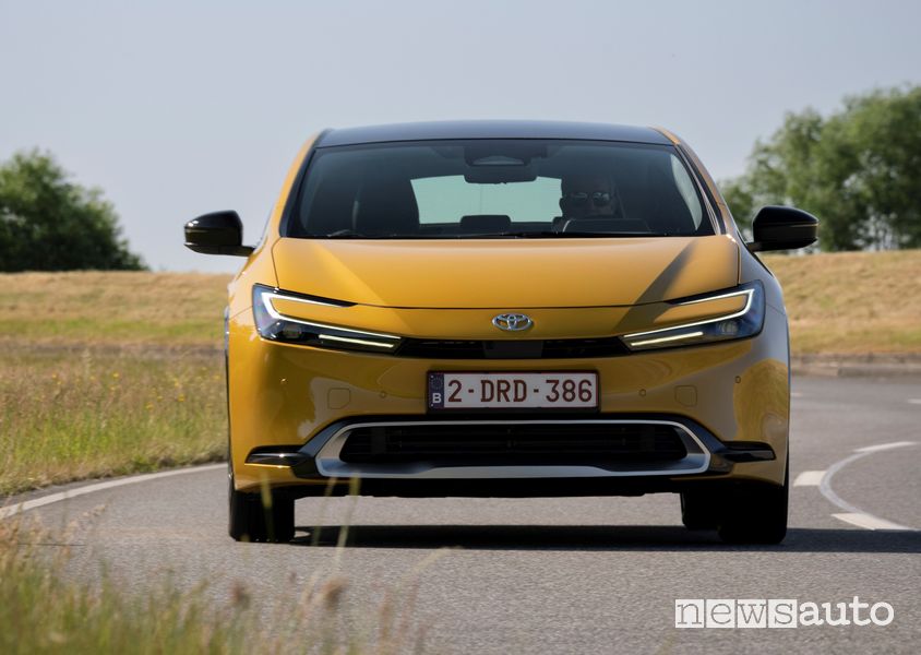 Toyota Prius Plug-in Hybrid-Electric frontale su strada