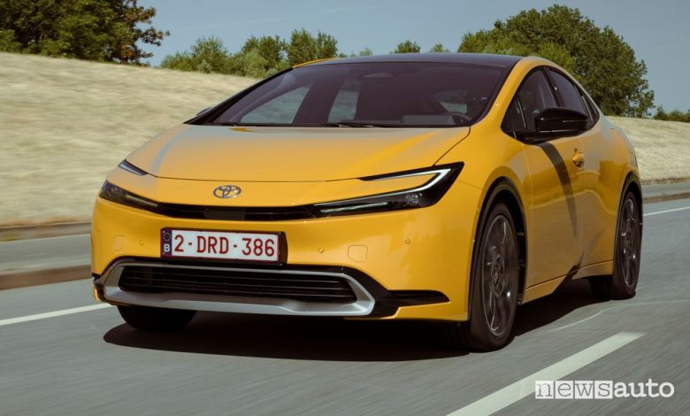 Toyota Prius Plug-in Hybrid-Electric anteriore 3/4 su strada