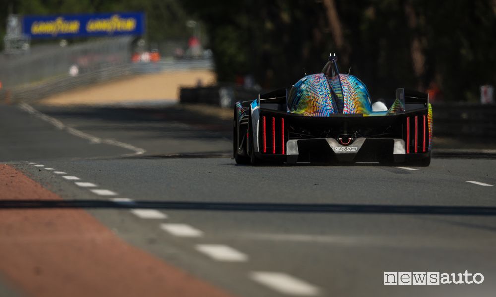 Peugeot 9X8 in pista a Le Mans