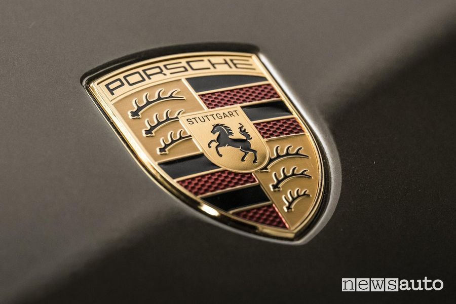 Porsche Mission X logo cofano anteriore