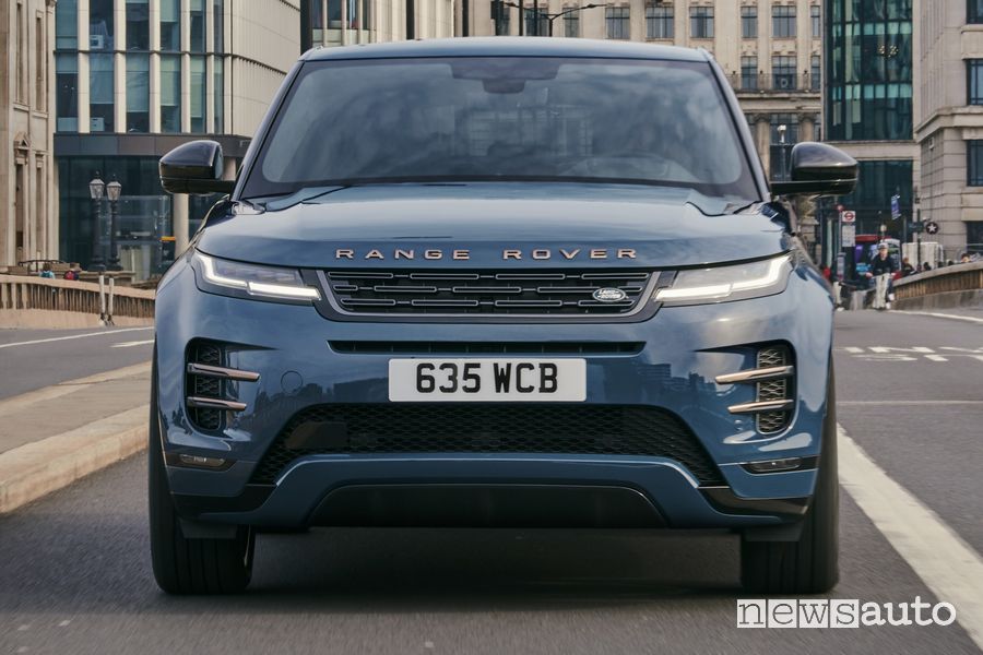 Range Rover Evoque Autobiography frontale su strada