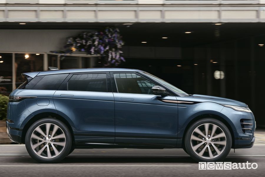 Range Rover Evoque Autobiography laterale su strada