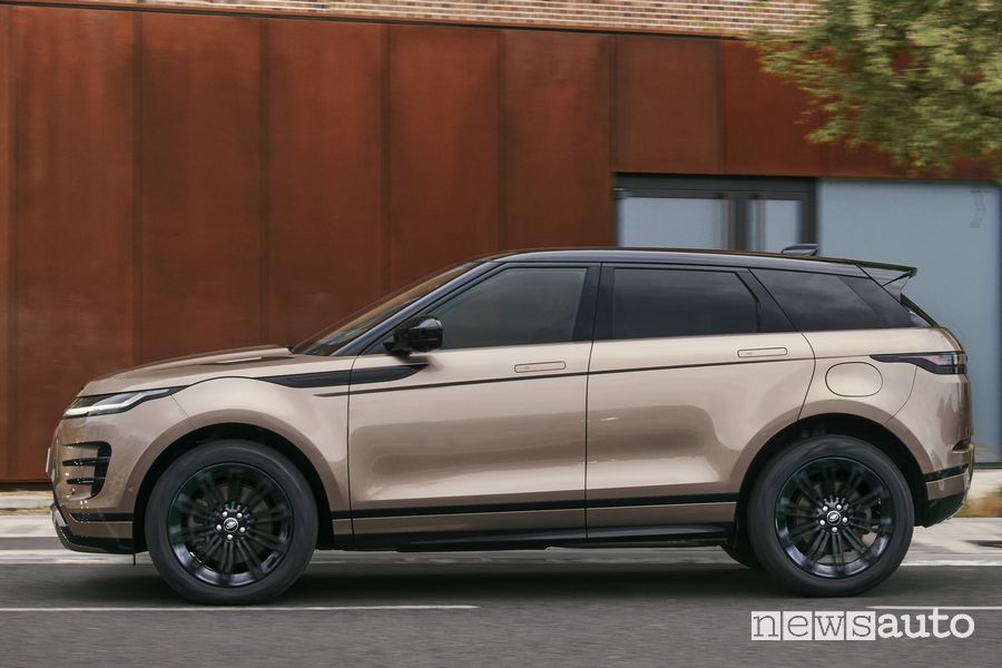 Range Rover Evoque Dynamic HSE laterale su strada