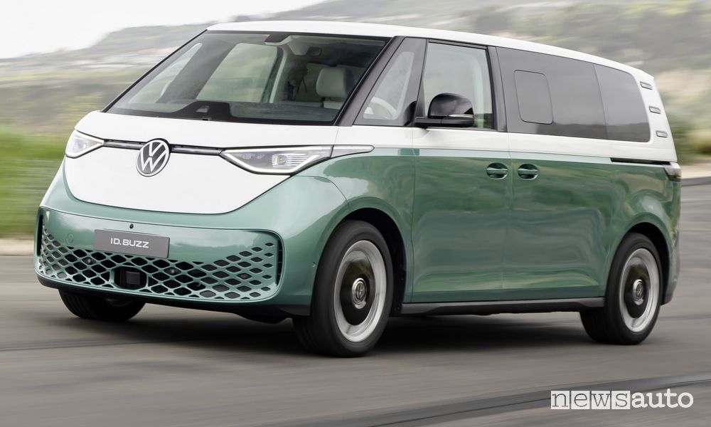 Volkswagen ID. Buzz passo lungo su strada