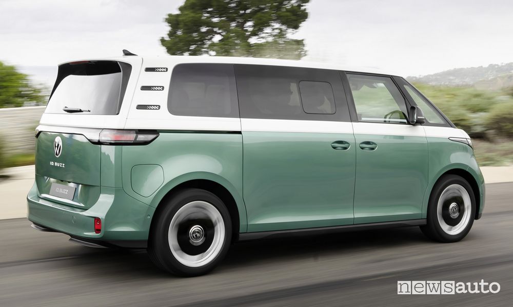 Volkswagen ID. Buzz passo lungo laterale su strada
