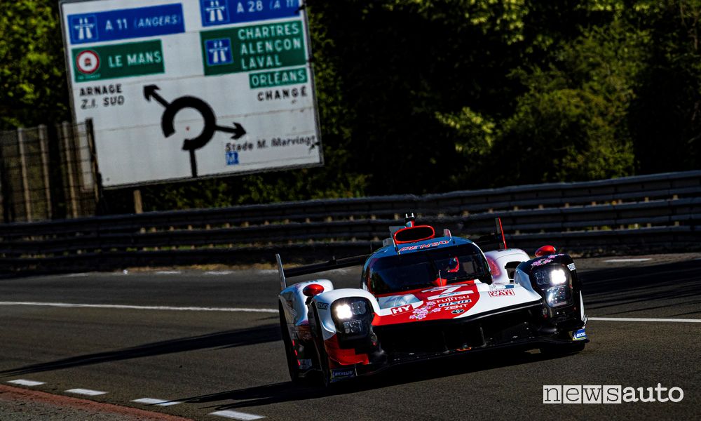 Toyota GR010 Hybrid in pista a Le Mans