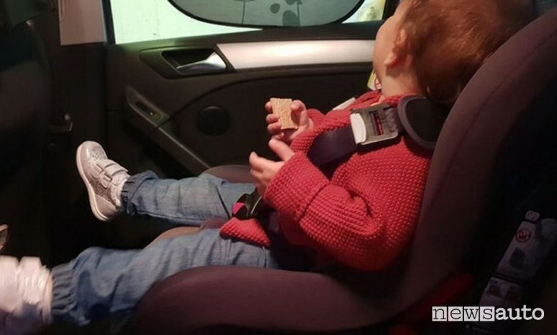 Bambino dimenticato in auto sotto al sole, la sindrome