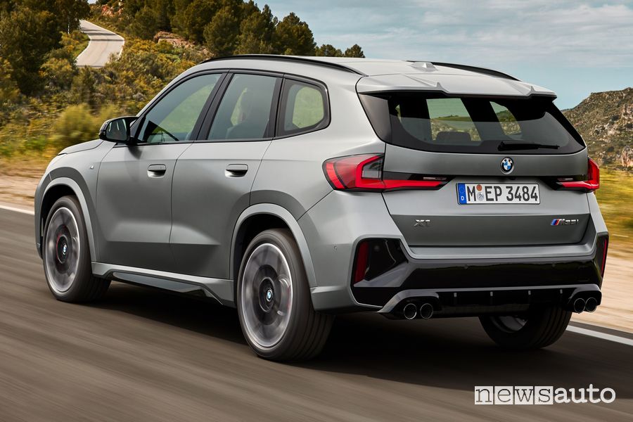 BMW X1 M35i xDrive posteriore 3/4 su strada