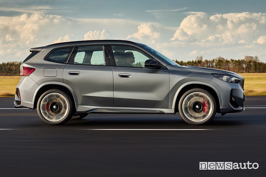 BMW X1 M35i xDrive laterale su strada