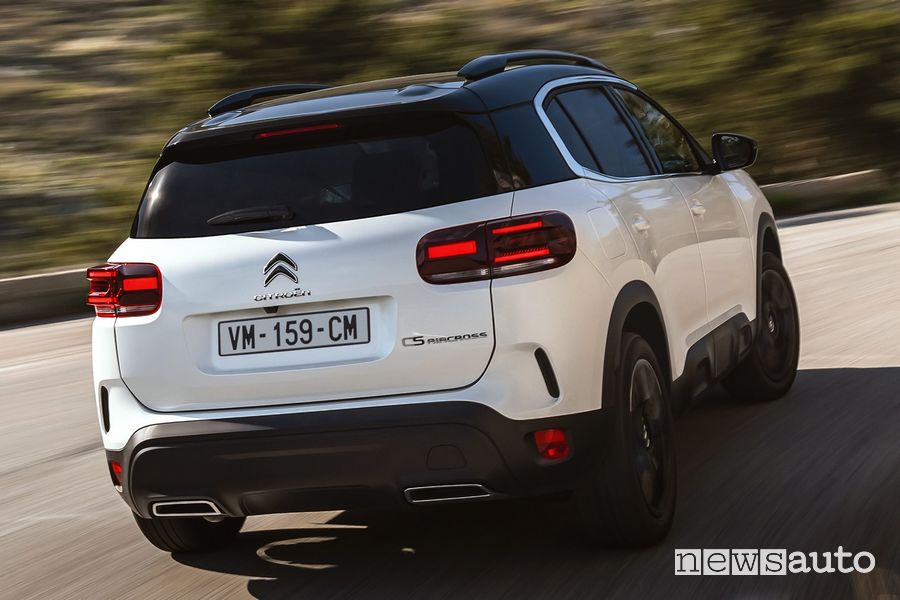 Citroën C5 Aircross Hybrid 136 posteriore 3/4 su strada