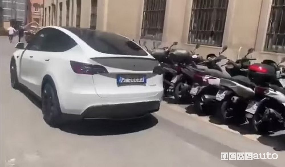 Musk è arrivato a Roma a bordo di una Model Y