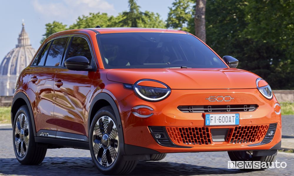Nuova Fiat 600e La Prima anteriore 3/4