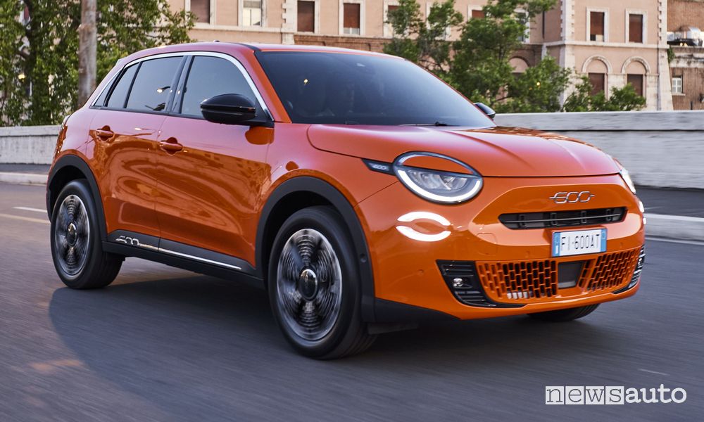 Nuova Fiat 600e La Prima anteriore 3/4 su strada