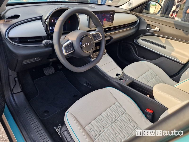 Nuova Fiat 600e plancia abitacolo