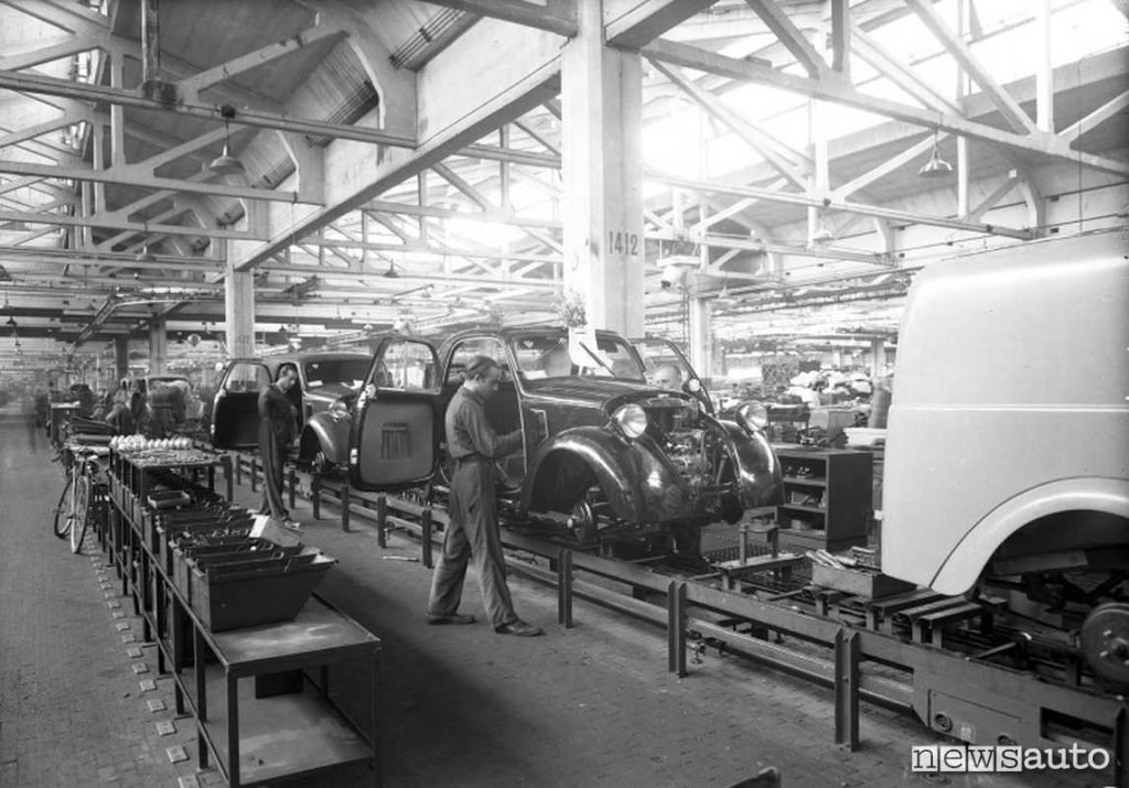La linea di montaggio della Fiat con le Topolino in costruzione